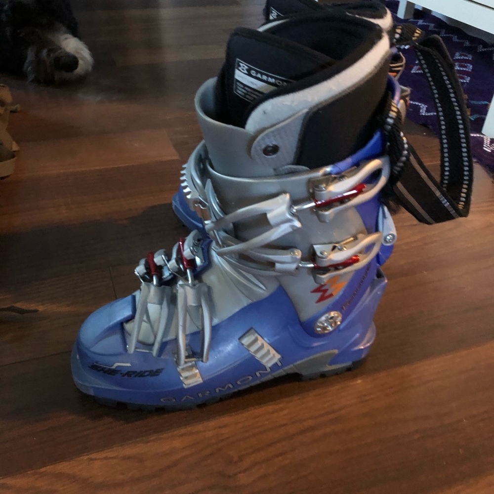 Garmont back country ski boots size 6 used once